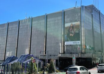 Vigilantes de seguridad de un centro comercial de Vigo auxilian a un cliente con un desfibrilador