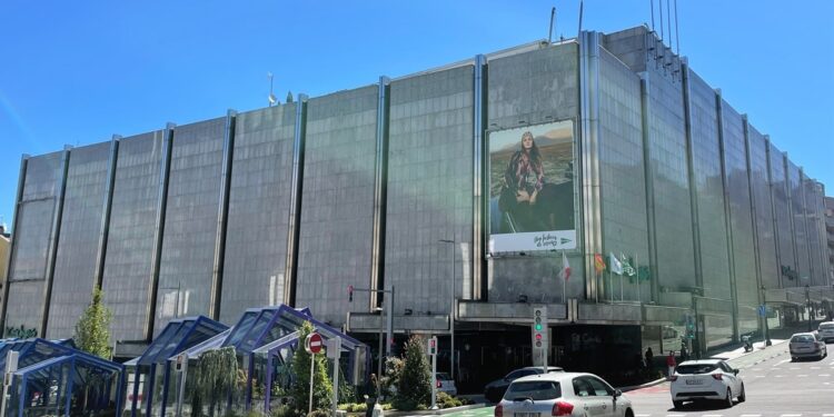 Vigilantes de seguridad de un centro comercial de Vigo auxilian a un cliente con un desfibrilador