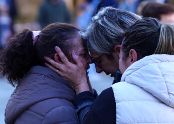 Vecinos y familiares de la mujer asesinada en Baiona se concentran para expresar su repulsa por el crimen