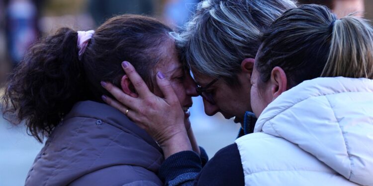 Vecinos y familiares de la mujer asesinada en Baiona se concentran para expresar su repulsa por el crimen