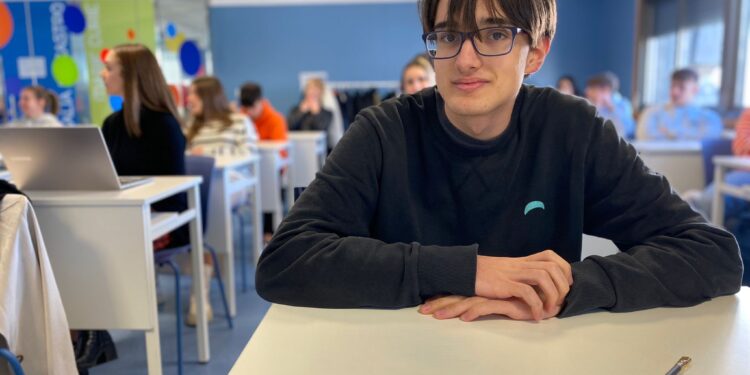 Un alumno del Colegio Mariano de Vigo, ganador en España de un concurso de traducción de la CE
