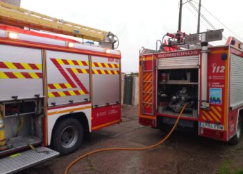 Arde un desván y colapsa el tejado de una vivienda por un incendio en Gondomar