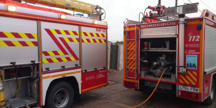 Arde un desván y colapsa el tejado de una vivienda por un incendio en Gondomar