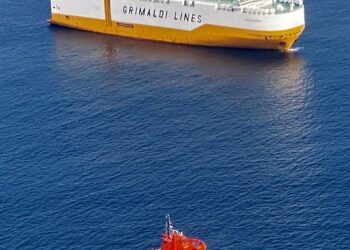 Un buque cochero se refugia en la ría de Vigo tras sufrir un incendio El barco portavehículos "Grande California" se encontraba a 6 millas del Dispositivo de Separación de Tráfico de Fisterra