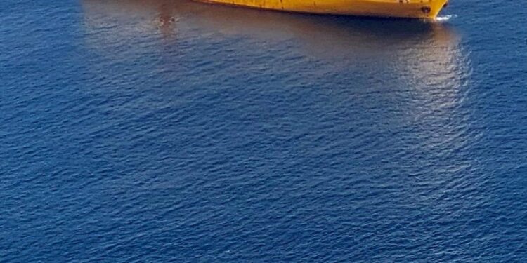 Un buque cochero se refugia en la ría de Vigo tras sufrir un incendio El barco portavehículos "Grande California" se encontraba a 6 millas del Dispositivo de Separación de Tráfico de Fisterra