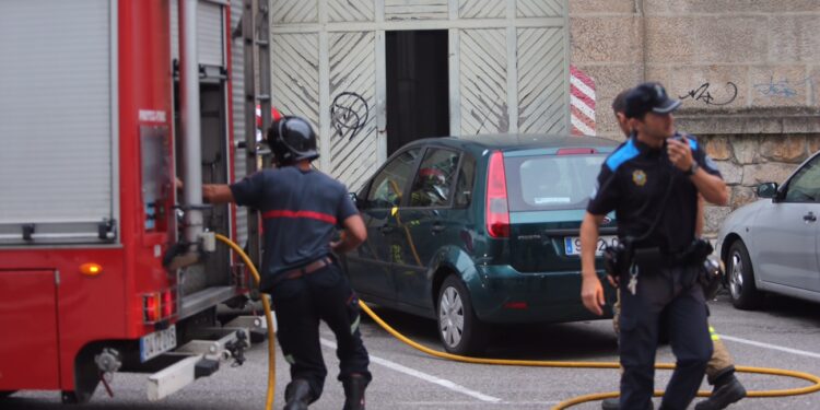 Arde de nuevo la vieja nave de Pescanova en la rúa Jacinto Benavente de Vigo
