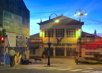 Vista nocturna del Mercado de Teis