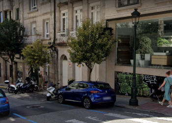 Detenido en Vigo un joven por tratar de agredir a un policía tras tirar varias motos y amenazar a peatones