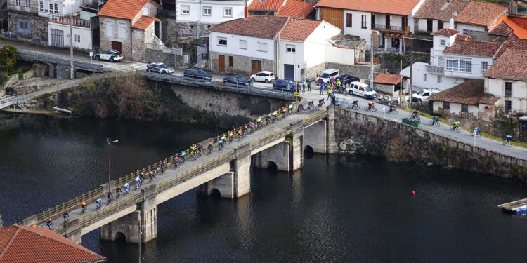 La vuelta ciclista 'O Gran Camiño' llega al área de Vigo con final de infarto