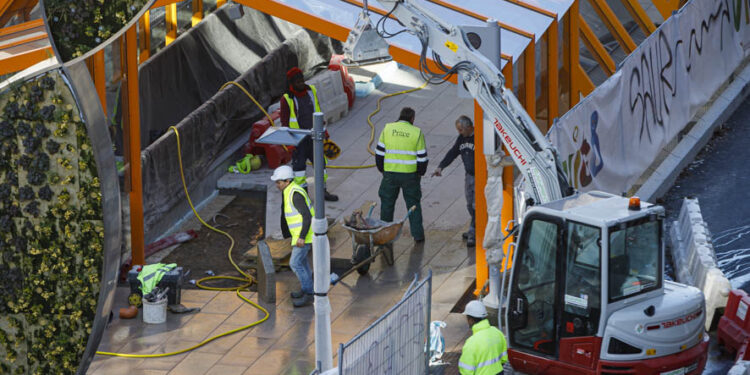 Una pantalla con peces que “escapan”, novedad de “entretenimiento” para la Gran Vía de Vigo