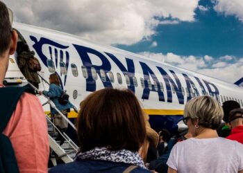 Supuestas deudas y documentación incompleta retrasan la adjudicación del vuelo Vigo-Londres a Ryanair