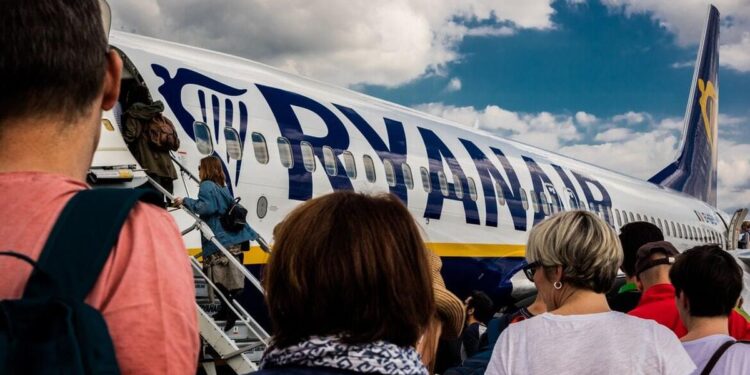 Supuestas deudas y documentación incompleta retrasan la adjudicación del vuelo Vigo-Londres a Ryanair