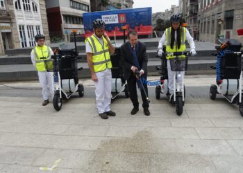 Vigo estrena servicio de limpieza para baldear las calles a bordo de patinetes eléctricos