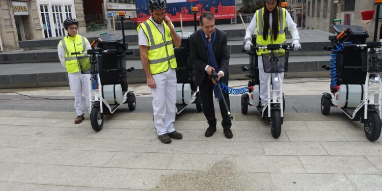 Vigo estrena servicio de limpieza para baldear las calles a bordo de patinetes eléctricos