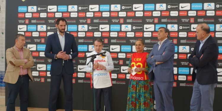 Vigo anuncia el Vigués Distinguido para Miguel Méndez y el desembarco de la selección femenina de baloncesto
