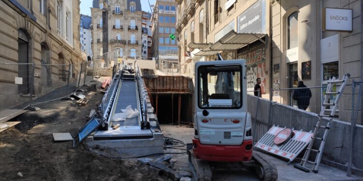 Carral ya tiene su rampa mecánica instalada, que adelanta su estreno a “finales de marzo”