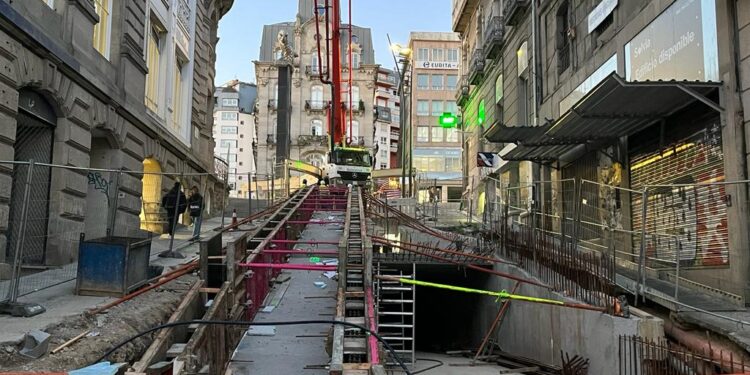 La rampa mecánica de la calle Carral ya asoma en el centro de Vigo