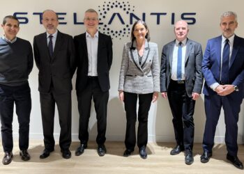 Maroto se reúne con Stellantis en París para que España siga siendo “clave” en sus inversiones
