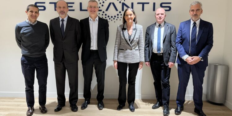 Maroto se reúne con Stellantis en París para que España siga siendo “clave” en sus inversiones