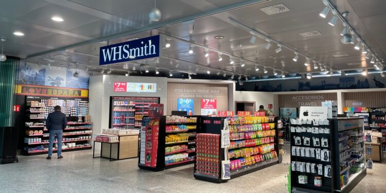 El aeropuerto de Vigo estrena una nueva tienda de la mano de WHSmith