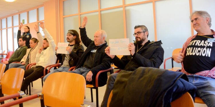 Enfrentamiento entre Abel Caballero y una plataforma vecinal en el pleno municipal de Vigo