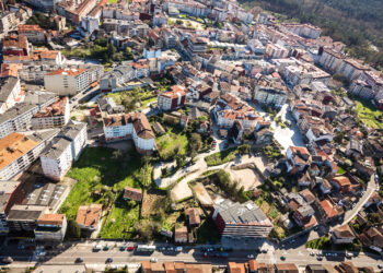 Refuerzo de seguridad en la N-120 en Ponteareas con la instalación de luces LED y un semáforo con pulsador
