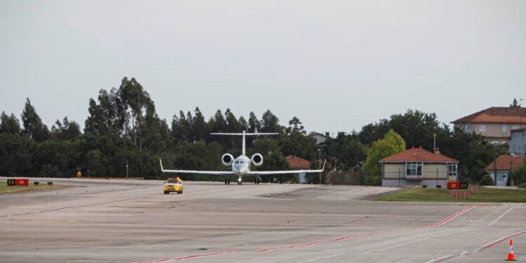 Aena ha aislado acústicamente 247 inmuebles del entorno de Peinador y trabaja en más