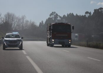 Mejora la circulación en la A-52 tras el vuelco de un camión que transportaba polietileno