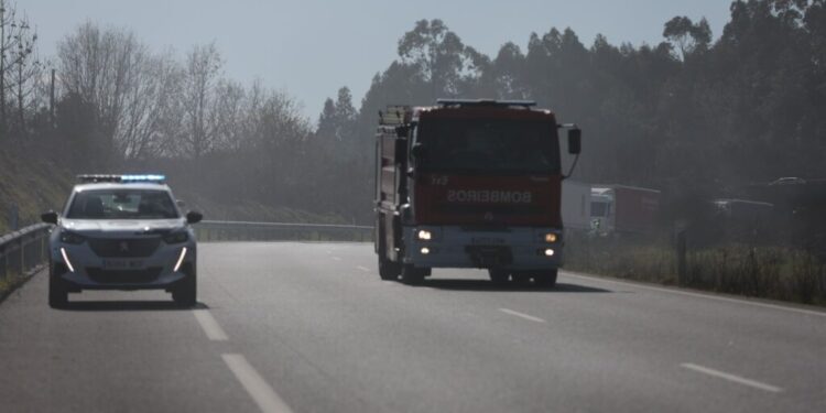 Mejora la circulación en la A-52 tras el vuelco de un camión que transportaba polietileno