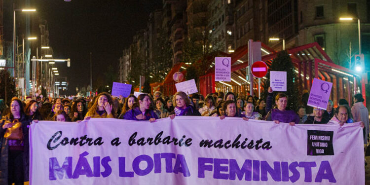 Vigo se lanza a la calle por la igualdad: «Contra la barbarie machista, más lucha feminista»