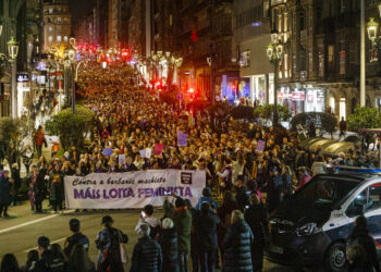 Vigo se lanza a la calle por la igualdad: "Contra la barbarie machista, más lucha feminista"