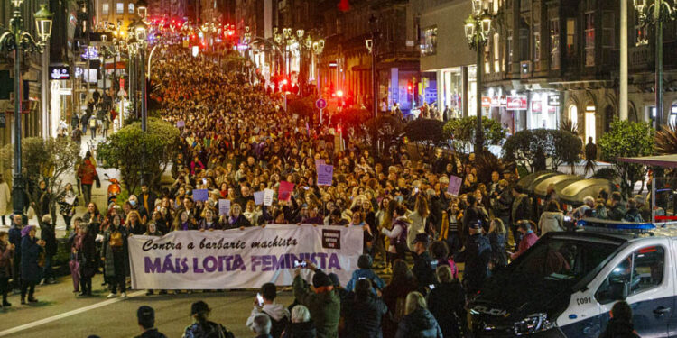 Vigo se lanza a la calle por la igualdad: "Contra la barbarie machista, más lucha feminista"