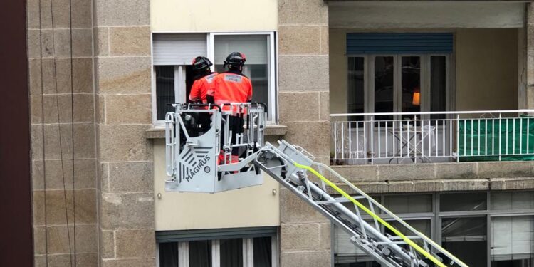 Los bomberos rescataron a una señora que sufrió una caída en su casa en la avenida de Camelias