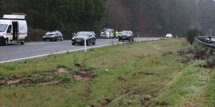 Autovía Rías Baixas A52 accidente turismo salta mediana