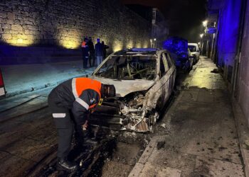 Tui arde de madrugada: queman más de 20 coches en el Casco Vello
