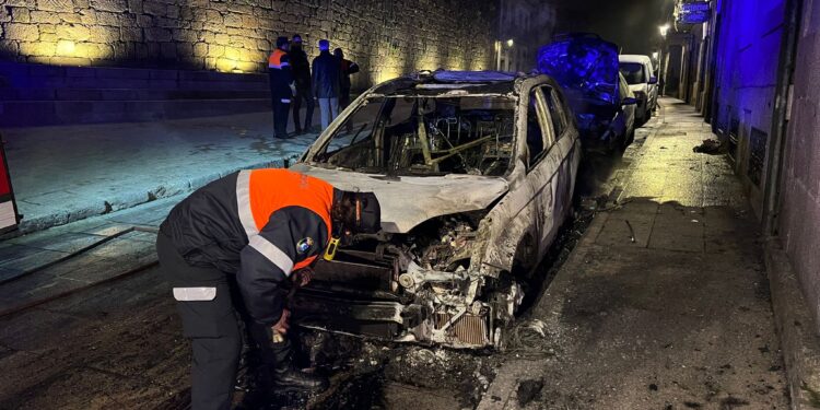 Tui arde de madrugada: queman más de 20 coches en el Casco Vello