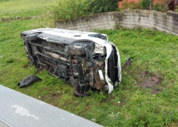 herido el conductor de una furgoneta al caer a una finca tras chocar con un turismo