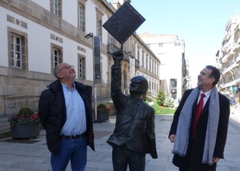 Abel Losada y Abel Caballero posan junto a la estatura restaurada de Manuel Castro