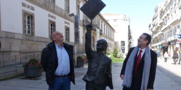 Abel Losada y Abel Caballero posan junto a la estatura restaurada de Manuel Castro