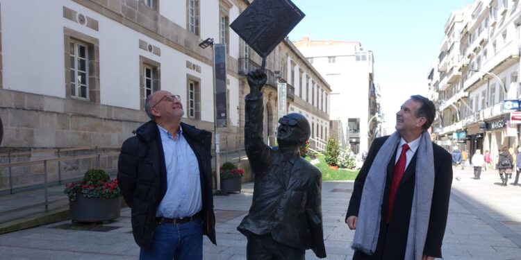 Abel Losada y Abel Caballero posan junto a la estatura restaurada de Manuel Castro