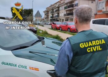 Investigan a dos personas en Nigrán por causar destrozos en dos coches con piedras y palos de golf