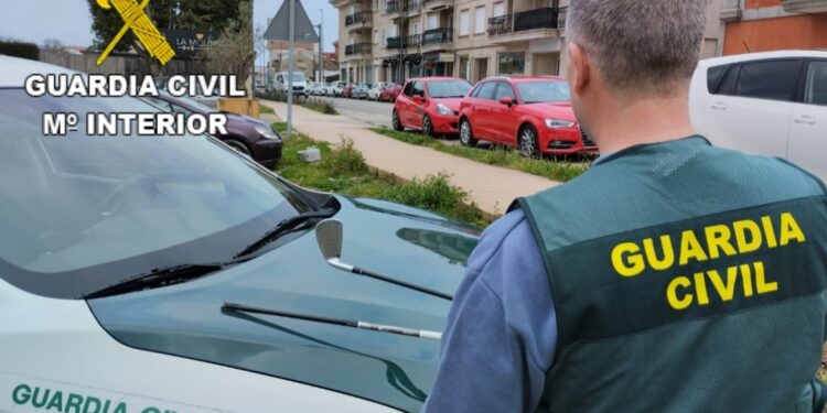 Investigan a dos personas en Nigrán por causar destrozos en dos coches con piedras y palos de golf