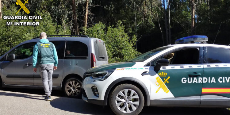 Detenidos dos vigueses cuando intentaban robar en un vehículo policial camuflado