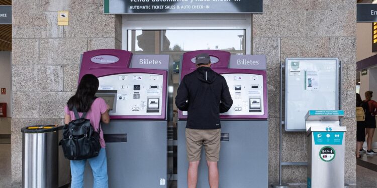 La Xunta remite a Renfe las quejas por la reducción de servicios este lunes en Galicia al ser festivo en Madrid