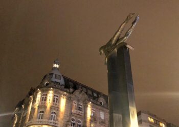 El Sireno, la singular escultura de Francisco Leiro instalada en el medio de la Porta do Sol, está a oscuras, tal como puede comprobarse en esta fotografía.