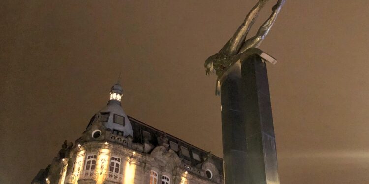 El Sireno, la singular escultura de Francisco Leiro instalada en el medio de la Porta do Sol, está a oscuras, tal como puede comprobarse en esta fotografía.