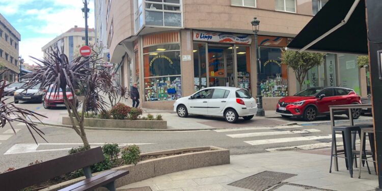 Esta imagen resulta bastante habitual en la ciudad de Vigo. Los conductores se saltan las normas con enorme facilidad y no pasa absolutamente nada.