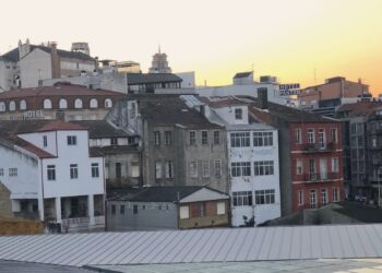 parte posterior de las casas de la parte superior de la Rúa Alfonso XIII, muy próximas al centro comercial Vialia