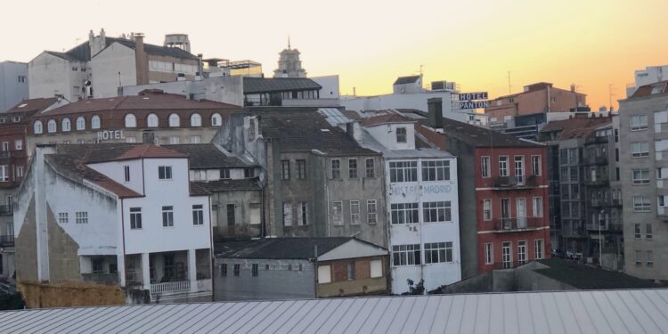 parte posterior de las casas de la parte superior de la Rúa Alfonso XIII, muy próximas al centro comercial Vialia