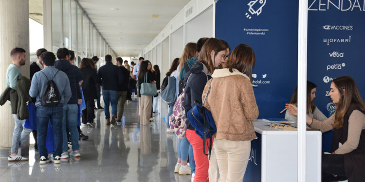 Máis de 350 estudantes na busca dunha primeira experiencia laboral e 35 empresas no arranque de EmpregoInCampus